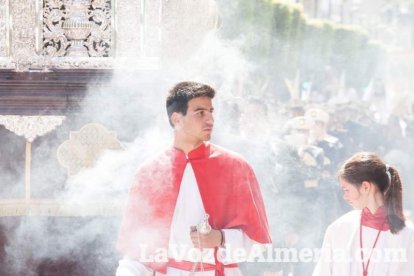 El sol ‘ilumina’ a los cofrades  de La Borriquita. Fotos: Fran Muñoz