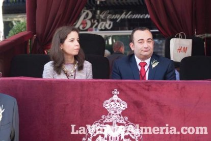 El sol ‘ilumina’ a los cofrades  de La Borriquita. Fotos: Fran Muñoz