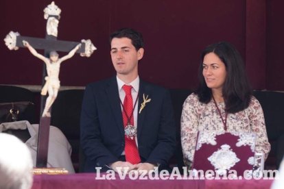 El sol ‘ilumina’ a los cofrades  de La Borriquita. Fotos: Fran Muñoz