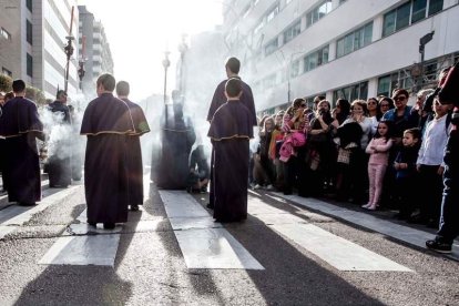 Procesión de la Hermandad de Nuestro Padre Jesús de la Salud y Pasión en su Tercera Caída y María Santísima de los Desamparados en el 