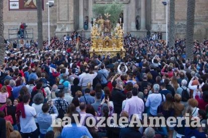 Procesión de la Real e Ilustre Confeccionista y Universitaria Hermandad de Nazarenos de Nuestro Padre Jesús de la Oración en el Huerto y