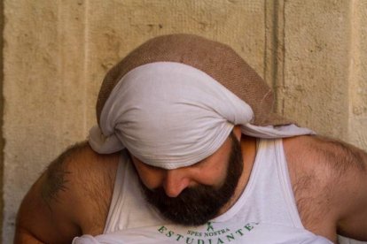 Procesión de la Real e Ilustre Confeccionista y Universitaria Hermandad de Nazarenos de Nuestro Padre Jesús de la Oración en el Huerto y