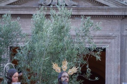 Procesión de la Real e Ilustre Confeccionista y Universitaria Hermandad de Nazarenos de Nuestro Padre Jesús de la Oración en el Huerto y