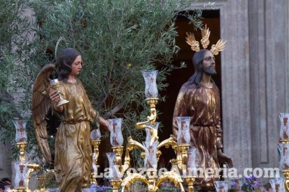 Procesión de la Real e Ilustre Confeccionista y Universitaria Hermandad de Nazarenos de Nuestro Padre Jesús de la Oración en el Huerto y