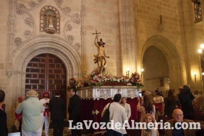 Y al tercer día, resucitó Jesucristo. El Resucitado puso el broche de oro a la Semana Santa 2015. Fotos: Fran Muñoz