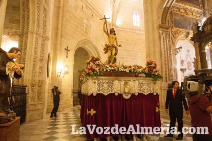 Y al tercer día, resucitó Jesucristo. El Resucitado puso el broche de oro a la Semana Santa 2015. Fotos: Fran Muñoz