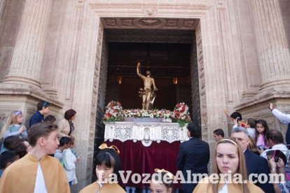 Y al tercer día, resucitó Jesucristo. El Resucitado puso el broche de oro a la Semana Santa 2015. Fotos: Fran Muñoz