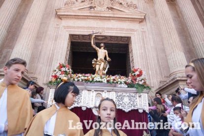 Y al tercer día, resucitó Jesucristo. El Resucitado puso el broche de oro a la Semana Santa 2015. Fotos: Fran Muñoz