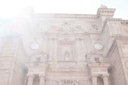 Y al tercer día, resucitó Jesucristo. El Resucitado puso el broche de oro a la Semana Santa 2015. Fotos: Fran Muñoz