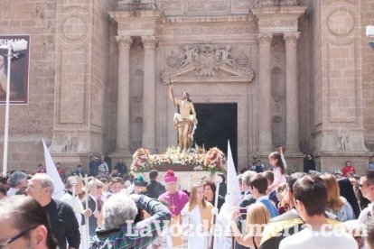 Y al tercer día, resucitó Jesucristo. El Resucitado puso el broche de oro a la Semana Santa 2015. Fotos: Fran Muñoz