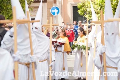 Y al tercer día, resucitó Jesucristo. El Resucitado puso el broche de oro a la Semana Santa 2015. Fotos: Fran Muñoz
