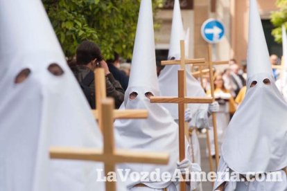 Y al tercer día, resucitó Jesucristo. El Resucitado puso el broche de oro a la Semana Santa 2015. Fotos: Fran Muñoz