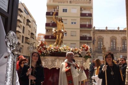Y al tercer día, resucitó Jesucristo. El Resucitado puso el broche de oro a la Semana Santa 2015. Fotos: Fran Muñoz