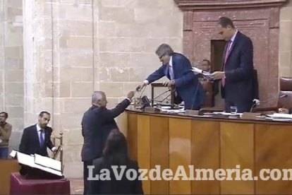 El Parlamento andaluz se constituye sin acuerdo de los cinco partidos.