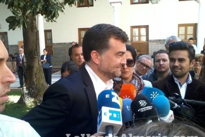 El Parlamento andaluz se constituye sin acuerdo de los cinco partidos.