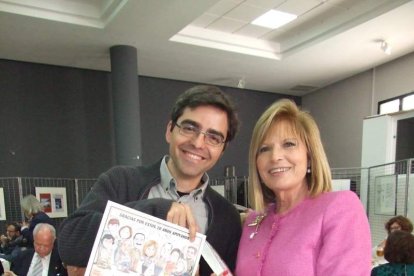 El Salón Social alhameño ha acogido el acto, con presencia de destacadas personalidades