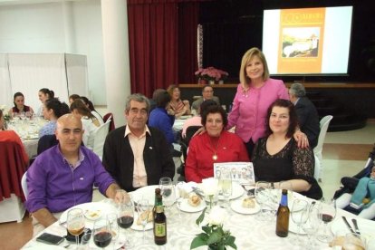 El Salón Social alhameño ha acogido el acto, con presencia de destacadas personalidades