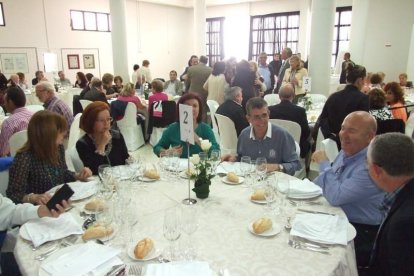 El Salón Social alhameño ha acogido el acto, con presencia de destacadas personalidades