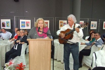 El Salón Social alhameño ha acogido el acto, con presencia de destacadas personalidades