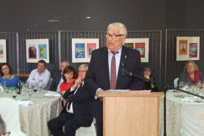 El Salón Social alhameño ha acogido el acto, con presencia de destacadas personalidades