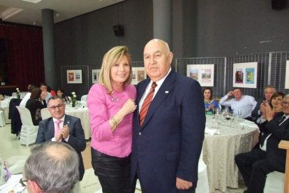 El Salón Social alhameño ha acogido el acto, con presencia de destacadas personalidades