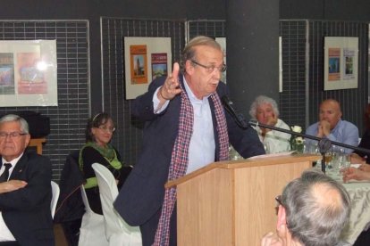 El Salón Social alhameño ha acogido el acto, con presencia de destacadas personalidades