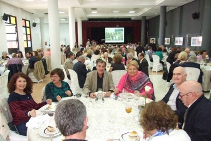 El Salón Social alhameño ha acogido el acto, con presencia de destacadas personalidades