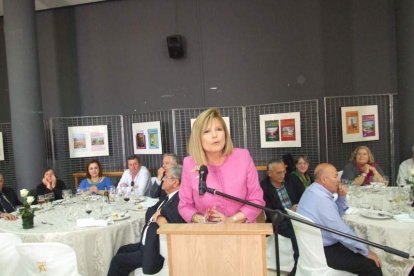 El Salón Social alhameño ha acogido el acto, con presencia de destacadas personalidades