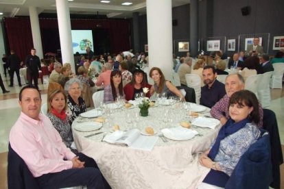 El Salón Social alhameño ha acogido el acto, con presencia de destacadas personalidades
