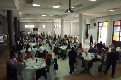 El Salón Social alhameño ha acogido el acto, con presencia de destacadas personalidades