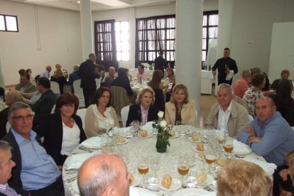 El Salón Social alhameño ha acogido el acto, con presencia de destacadas personalidades