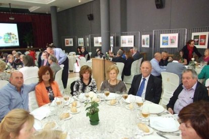 El Salón Social alhameño ha acogido el acto, con presencia de destacadas personalidades