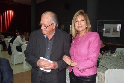 El Salón Social alhameño ha acogido el acto, con presencia de destacadas personalidades