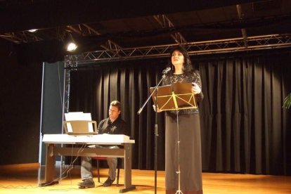 El Salón Social alhameño ha acogido el acto, con presencia de destacadas personalidades