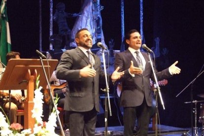 Los hermanos Manuel y Ángel López Jerez rememoran su Romería entre rezos y cánticos. Fotos: JA BARRIOS