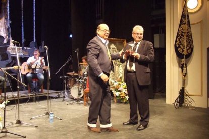 Los hermanos Manuel y Ángel López Jerez rememoran su Romería entre rezos y cánticos. Fotos: JA BARRIOS