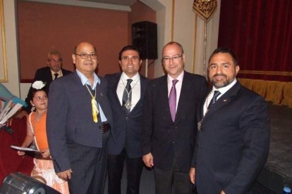 Los hermanos Manuel y Ángel López Jerez rememoran su Romería entre rezos y cánticos. Fotos: JA BARRIOS