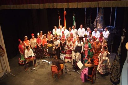 Los hermanos Manuel y Ángel López Jerez rememoran su Romería entre rezos y cánticos. Fotos: JA BARRIOS