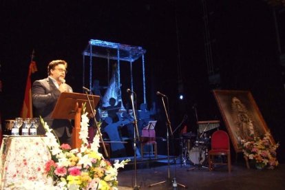 Los hermanos Manuel y Ángel López Jerez rememoran su Romería entre rezos y cánticos. Fotos: JA BARRIOS