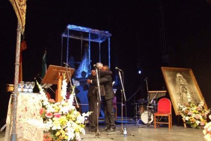 Los hermanos Manuel y Ángel López Jerez rememoran su Romería entre rezos y cánticos. Fotos: JA BARRIOS