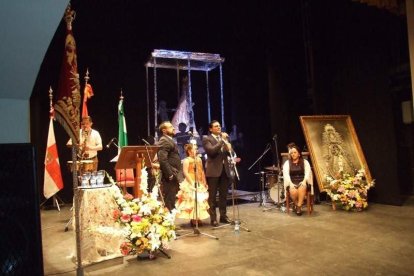 Los hermanos Manuel y Ángel López Jerez rememoran su Romería entre rezos y cánticos. Fotos: JA BARRIOS
