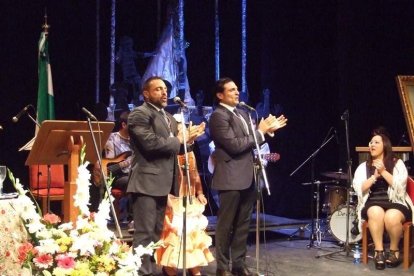 Los hermanos Manuel y Ángel López Jerez rememoran su Romería entre rezos y cánticos. Fotos: JA BARRIOS