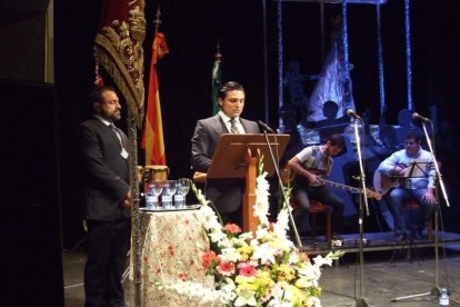 Los hermanos Manuel y Ángel López Jerez rememoran su Romería entre rezos y cánticos. Fotos: JA BARRIOS