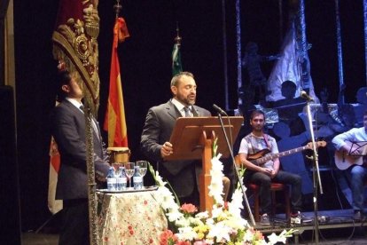 Los hermanos Manuel y Ángel López Jerez rememoran su Romería entre rezos y cánticos. Fotos: JA BARRIOS