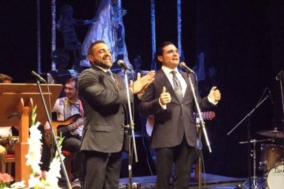 Los hermanos Manuel y Ángel López Jerez rememoran su Romería entre rezos y cánticos. Fotos: JA BARRIOS