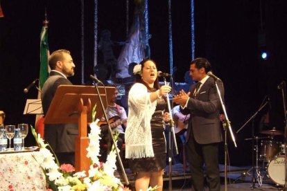 Los hermanos Manuel y Ángel López Jerez rememoran su Romería entre rezos y cánticos. Fotos: JA BARRIOS