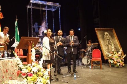 Los hermanos Manuel y Ángel López Jerez rememoran su Romería entre rezos y cánticos. Fotos: JA BARRIOS