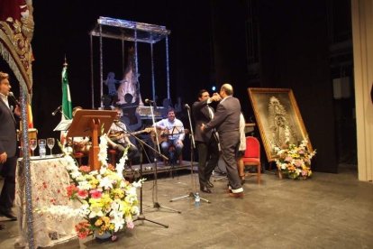 Los hermanos Manuel y Ángel López Jerez rememoran su Romería entre rezos y cánticos. Fotos: JA BARRIOS