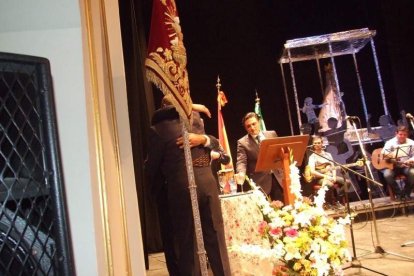 Los hermanos Manuel y Ángel López Jerez rememoran su Romería entre rezos y cánticos. Fotos: JA BARRIOS
