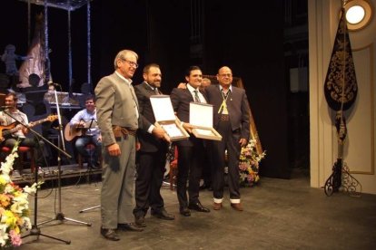 Los hermanos Manuel y Ángel López Jerez rememoran su Romería entre rezos y cánticos. Fotos: JA BARRIOS